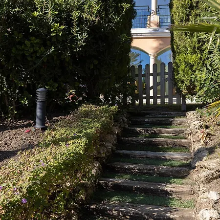 Large Ground Floor With Private Garden And Access Estepona