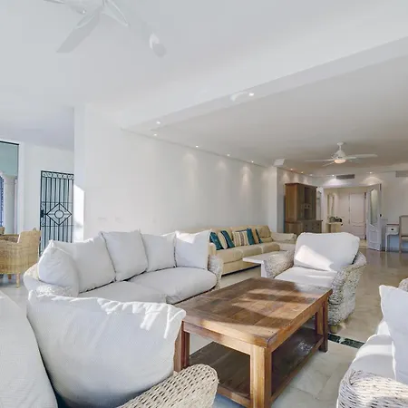 Ferienhaus Large Ground Floor With Private Garden And Access Estepona