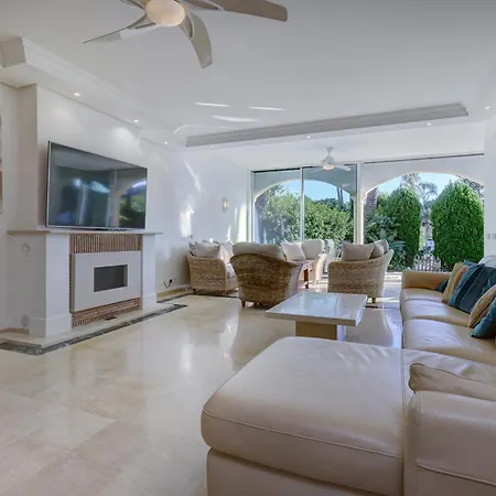 Large Ground Floor With Private Garden And Access Эстепона