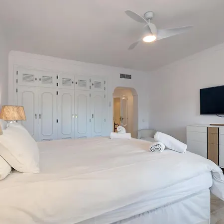 Large Ground Floor With Private Garden And Access Эстепона