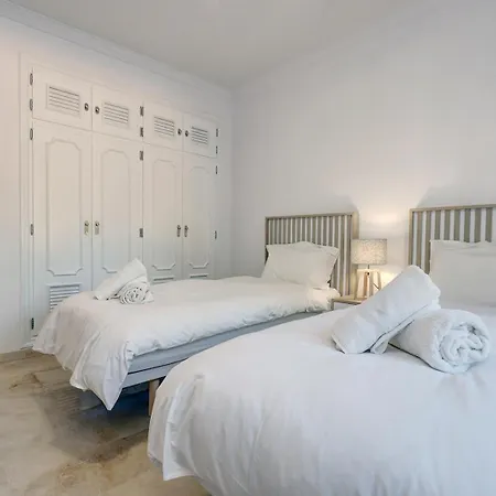 Large Ground Floor With Private Garden And Access Эстепона