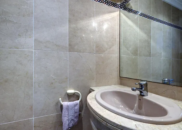 Large Ground Floor With Private Garden And Access * 埃斯特波纳