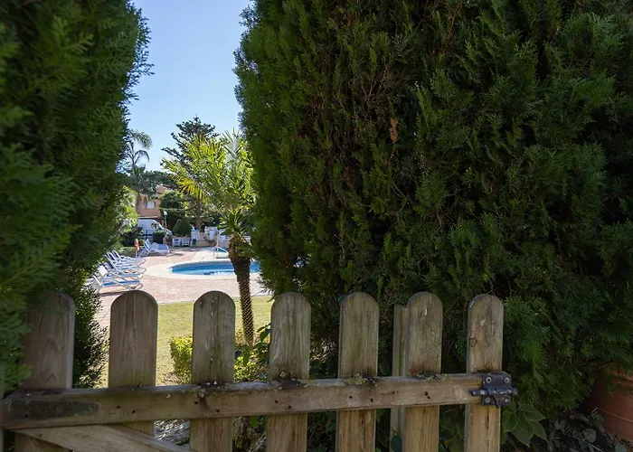 Large Ground Floor With Private Garden And Access 度假居