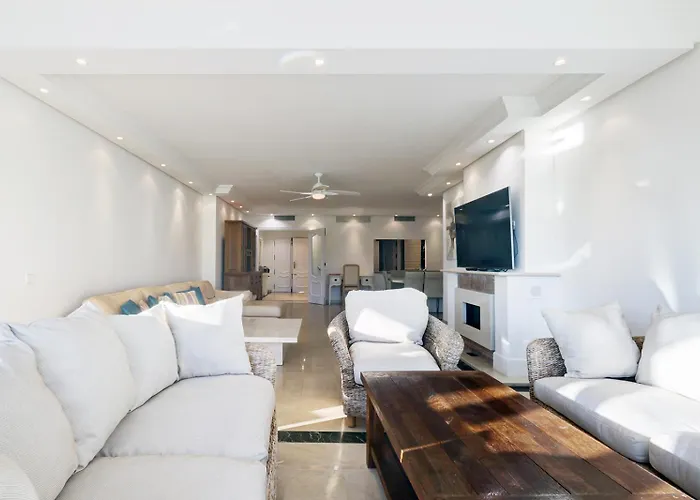 Large Ground Floor With Private Garden And Access * 埃斯特波纳