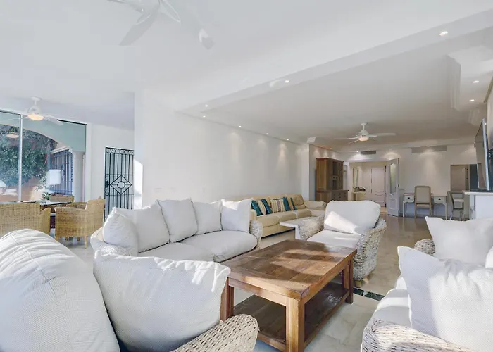 度假居 Large Ground Floor With Private Garden And Access 埃斯特波纳