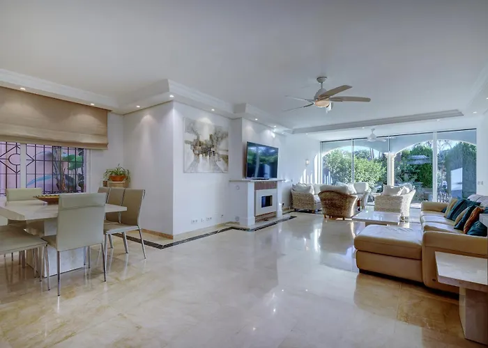 Large Ground Floor With Private Garden And Access 度假居