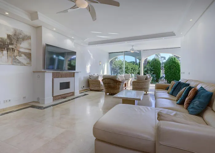 Large Ground Floor With Private Garden And Access 埃斯特波纳