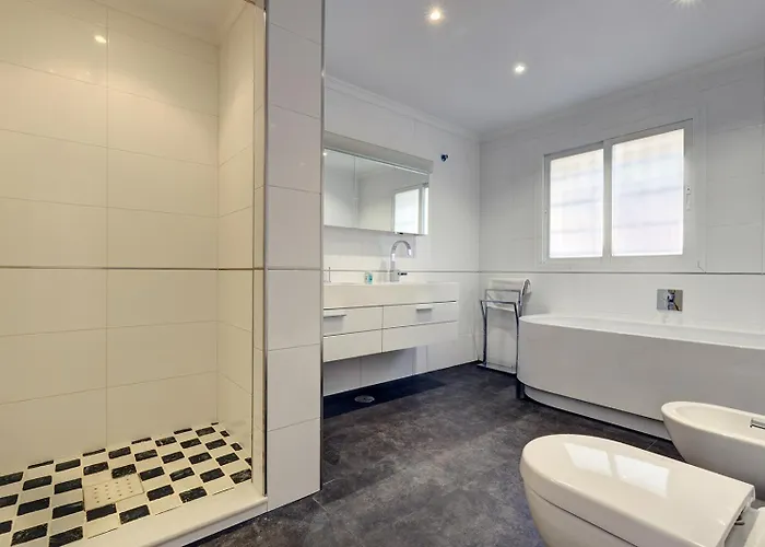 Large Ground Floor With Private Garden And Access 度假居