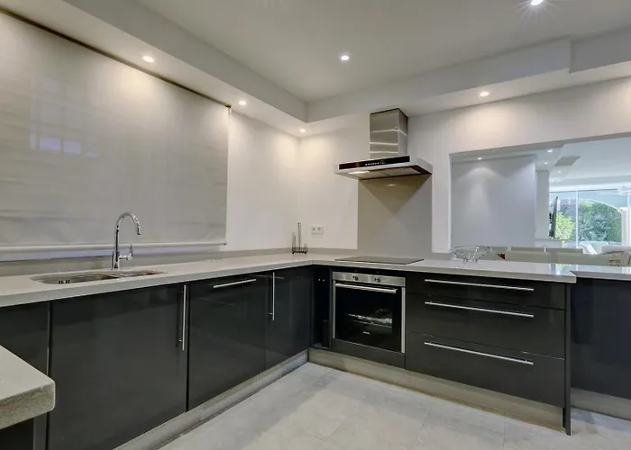 Large Ground Floor With Private Garden And Access * 埃斯特波纳