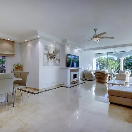 Large Ground Floor With Private Garden And Access Ferienhaus