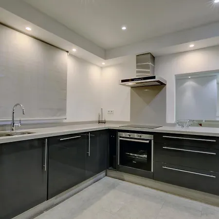 Large Ground Floor With Private Garden And Access * Estepona