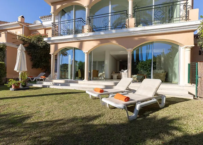 Large Ground Floor With Private Garden And Access Feriehus