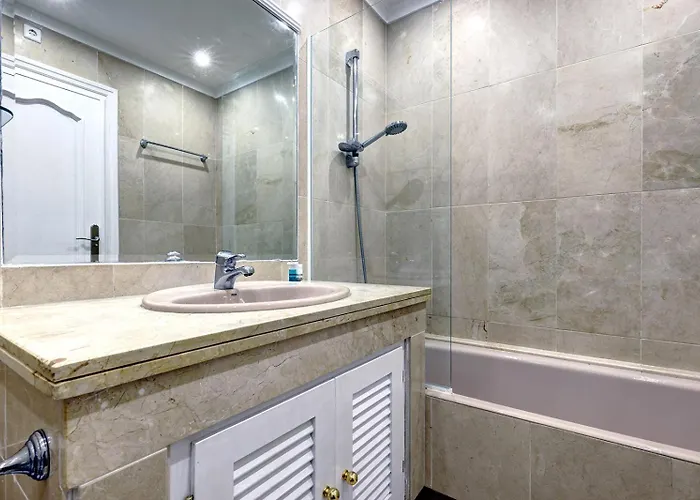 Large Ground Floor With Private Garden And Access *