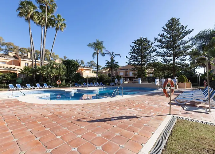 Large Ground Floor With Private Garden And Access Dom wakacyjny Estepona