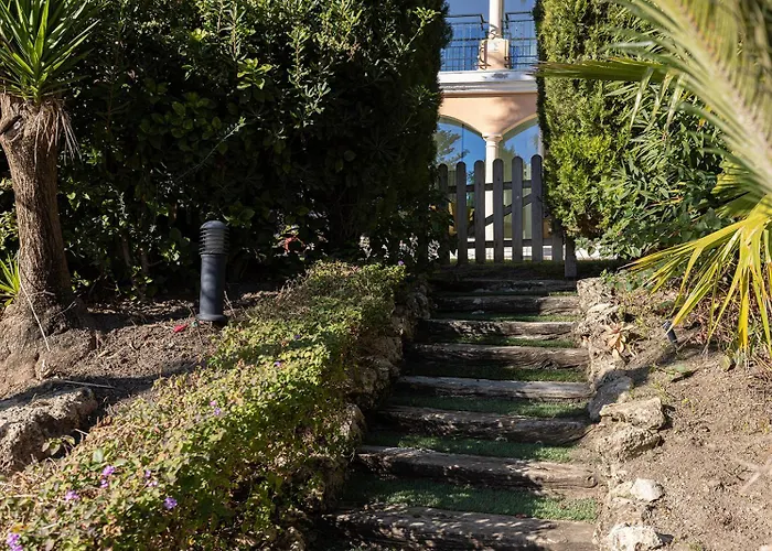 Large Ground Floor With Private Garden And Access Estepona