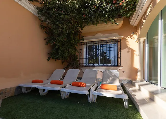 Large Ground Floor With Private Garden And Access Feriehus