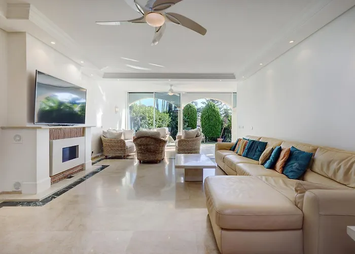 Large Ground Floor With Private Garden And Access Feriehus Estepona