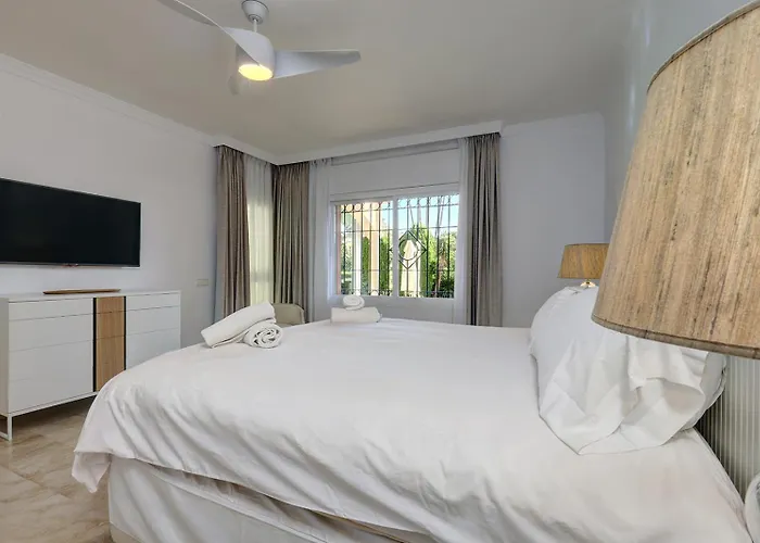 Large Ground Floor With Private Garden And Access Feriehus