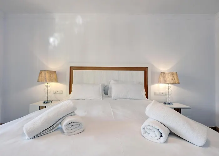 Large Ground Floor With Private Garden And Access *