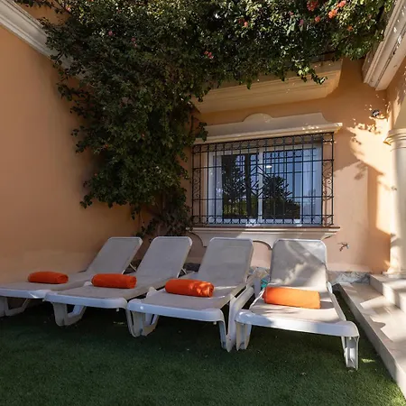 Large Ground Floor With Private Garden And Access Semesterbostad