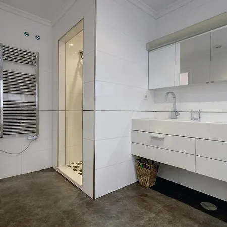 Semesterbostad Large Ground Floor With Private Garden And Access