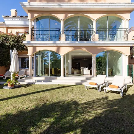 Large Ground Floor With Private Garden And Access Сasa de vacaciones Estepona