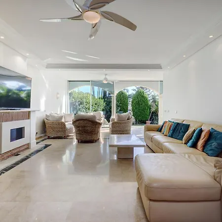 Large Ground Floor With Private Garden And Access Tatil Evi Estepona